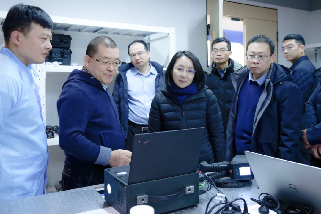2月21日：青岛市发展改革委副主任王薇调研青源峰达太赫兹科技.webp